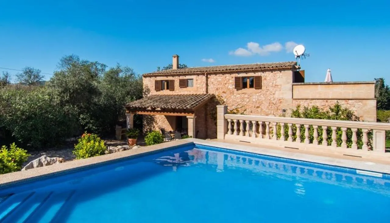 Es Lladoner Villa location